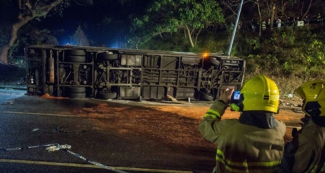 Le bus renversé après l'accident qui a causé la mort de 19 personnes à Hong Kong le 10 février 2018.