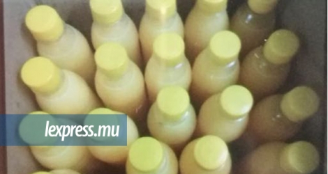 Plus d’une cinquantaine de bouteilles de jus ont été saisies hier. 