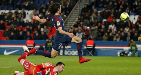 Le buteur parisien Edinson Cavani bat d'une pichenette le gardien de Strasbourg Alexandre Oukidja, le 17 février 2018 au Parc des Princes.