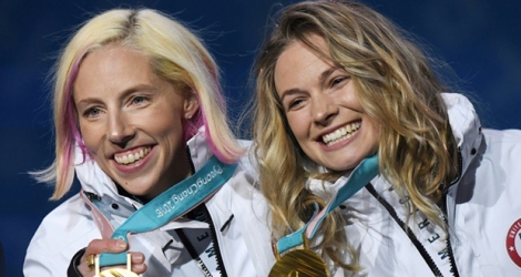 La fondeuse américaine Kikkan Randall (g) et sa compatriote Jessica Diggins, médaillées d'or au sprint part équipes, à Pyeongchang, le 22 février 2018.