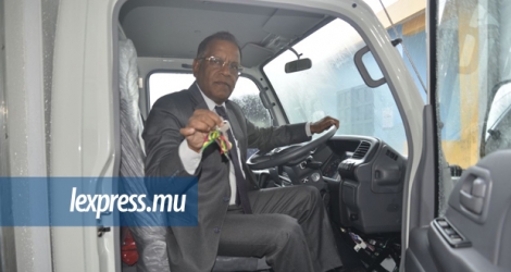 Remise d’un camion réfrigéré à la Mauritius Livestock Marketing Co-operative Federation, hier, jeudi 22 février.