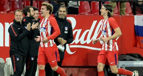 L'attaquant de l'Atletico Madrid Antoine Griezmann (g), auteur d'un triplé face au FC Séville, le 25 février 2018 à Séville.