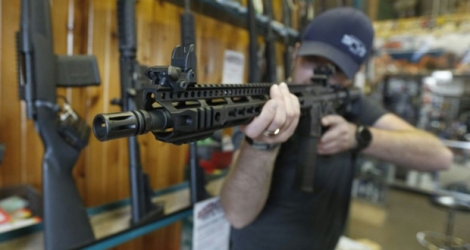 Dordon Brack met en joue avec son fusil d'assaut AR-15, en vente dans cette boutique à Orem dans l'Utah 