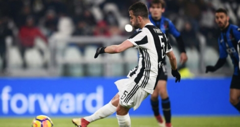 Miralem Pjanic marque sur penalty le but de la victoire de la Juventus 1-0 contre l'Atalanta en demi-finale retour de la Coupe d'Italie, le 28 février 2018 à Turin.