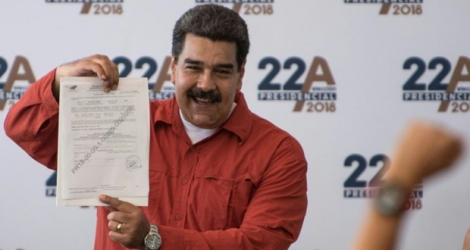 Le président vénézuélien Nicolas Maduro présente son bulletin d'inscription à Caracas, le 27 février 2018 