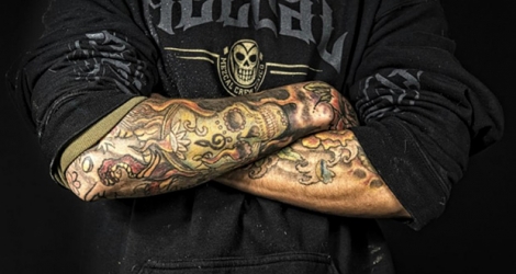 Le tatouage, qui ambitionne toujours d'être reconnu comme un art à part entière, sera accompagné de sa bande son préférée, le hard rock.