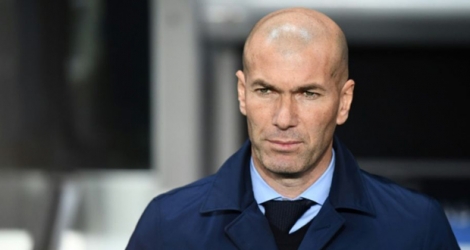 L'entraîneur du Real Madrid Zinédine Zidane regarde le match contre le PSG en Ligue des champions au Parc des Princes, le 6 mars 2018