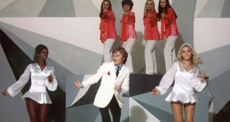 Le chanteur Claude Francois danse et chante avec ses «Claudettes» sur le plateau de l'ORTF en octobre 1969.