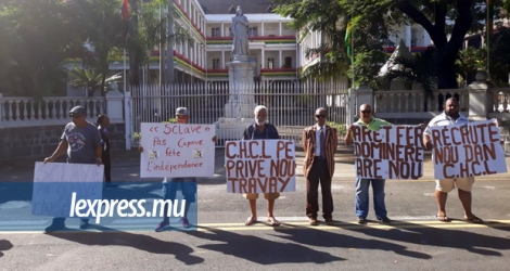 Les membres du groupe Zenfan Roche-Bois devant l’hôtel du gouvernement, ce vendredi 9 mars. 