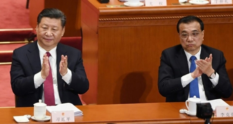Le président chinois Xi Jinping (g) et le Premier ministre chinois Li Keqiang, le 9 mar 2018 lors de l'Assemblée nationale populaire, au Palais du Peuple à Pékin