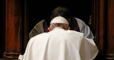 Le pape François s'agenouille durant une célébration le 9 mars au Vatican