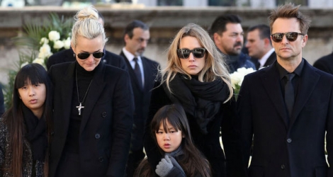 L'image de la famille unie renvoyée le 9 décembre lors des funérailles de «Johnny» sur le parvis de l'église de la Madeleine à Paris.