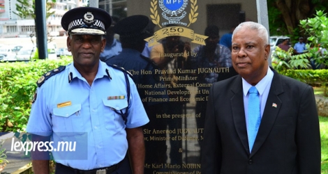Le commissaire de police des Seychelles, Kishnan Labonté, a rendu une visite de courtoisie à Mario Nobin, aux Casernes centrales, ce lundi 19 mars.