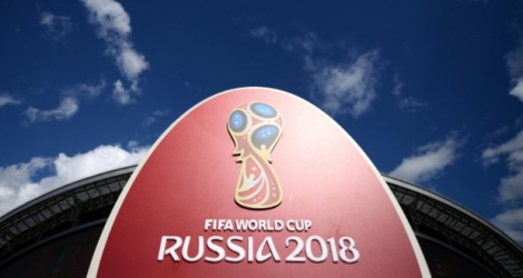 Le logo du Mondial-2018, devant le stade de Kazan en Russie, le 17 juin 2017.