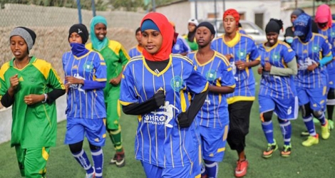 Le port du collants sous les shorts et du voiles n'y fait rien car sous les regards désapprobateurs de jeunes hommes, choqués, par ces vêtements trop moulants pour la société somalienne, que les joueuses enchaînent les exercices.