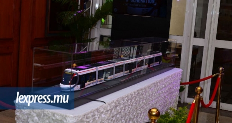 Maquette du train du projet Metro Express à la municipalité de Port-Louis, ce lundi 26 mars.