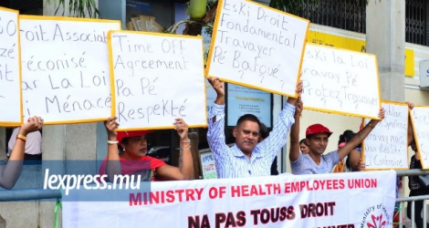 Les membres de la Ministry of Health Employees Union lors de leur manifestation devant le bureau du ministère de la Santé, vendredi 30 mars.