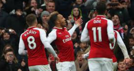 Arsenal, sans inspiration avant la fin de match, s'est imposé sur le relégable Stoke grâce à un doublé d'Aubameyang et un penalty de Lacazette (3-0), dimanche lors de la 32e journée de Premier League.