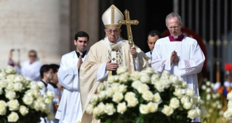 Le pape François célèbre la messe du dimanche de Pâques sur le parvis de la basilique Saint-Pierre de Rome, le 1er avril 2018 