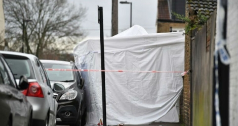 Une tente installée par la police à l'endroit où une adolescente a été tuée par balle, à Londres le 3 avril 2018.