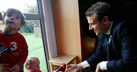 Le président Emmanuel Macron visite la crèche Graffiti, association le Moulin vert où des enfants autistes côtoient d'autres enfants