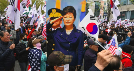 Un portrait de l'ex-présidente sud-coréenne Park Geun-hye lors d'un rassemblement de ses partisans devant le tribunal de Séoul, le 6 avril 2018.