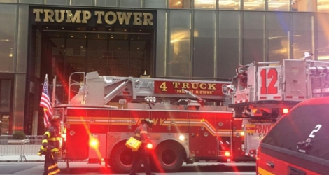 Des camions de pompiers devant la Trump Tower, dans laquelle s'est déclaré un incendie, le 7 avril 2018 à New York.