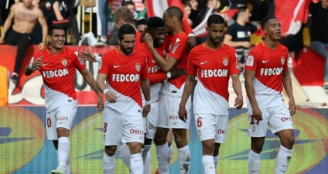Le milieu de terrain de Monaco Rony Lopes (G) joyeux après la victoire sur Nantes au «Louis II Stadium» le 7 avril 2018.