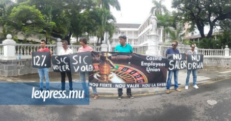 Les membres de la Casino Employees Union ont manifesté devant l’hôtel du gouvernement et le siège de la SIC, mercredi 4 avril et vendredi 6 avril.