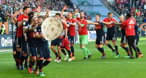 Les joueurs du Bayern Munich fêtent leur titre de champion d'Allemagne après leur victoire à Augsbourg, le 7 avril 2018.