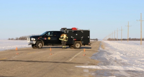 Un véhicule des secours près du lieu d'une collision entre un camion et un bus transportant une équipe de hockeyeurs dans la province canadienne de la Saskatchewan (ouest), le 7 avril 2018.