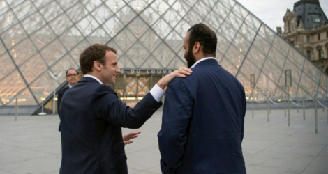 Le président Emmanuel Macron et le prince héritier saoudien Mohammed ben Salmane devant la pyramide du Louvre à Paris le 8 avril 2018.