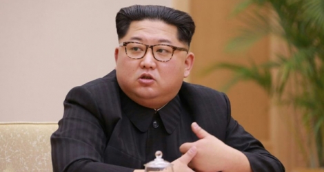 Kim Jong Un lors d'une réunion du bureau politique du Comité central du parti unique nord-coréen, le 9 avril 2018 à Pyongyang.