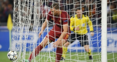 L'attaquant de l'AS Rome Edin Dzeko (g) ouvre le score lors de la victoire à Barcelone 3-0 et la qualification en demi-finales de la Ligue des champions le 10 avril 2018.