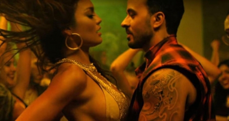 La vidéo de la chanson 'Despacito' de Luis Fonsi et Daddy Yankee a notamment été remplacée par la photo d'un gang lourdement armé.