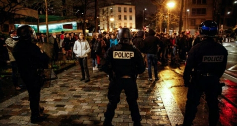 Les forces de l'ordre évacuent quelque 200 étudiants de la Sorbonne à Paris, le 12 avril 2018.