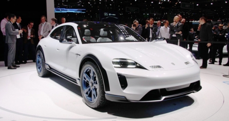 Porsche a dévoilé son projet de SUV 100 électrique, le Mission E Cross Turismo lors du Salon de Genève 2018. © Porsche