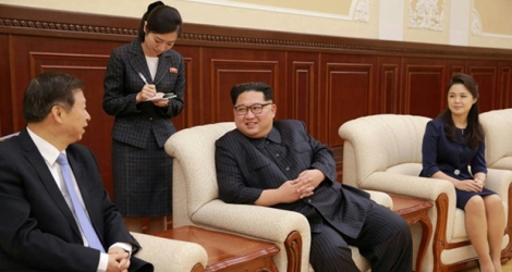 Photo fournie par l'agence officielle nord-coréenne Kcna du leader nord-coréen Kim Jong-Un, de sa femme Ri Sol Ju (d) reçoivent Song Tao, responsable du bureau des Affaires étrangères au Comité central du Parti communiste chinois, le 17 avril 2018 à Pyongyang.