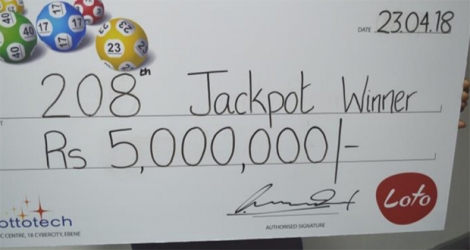 L’heureux gagnant a récupéré son chèque au siège de Lottotech, ce lundi 23 avril.