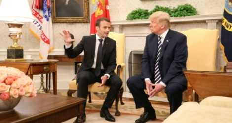 Donald Trump et Emmanuel Macron au début de leurs entretiens de travail dans le Bureau Ovale de la Maison Blanche.
