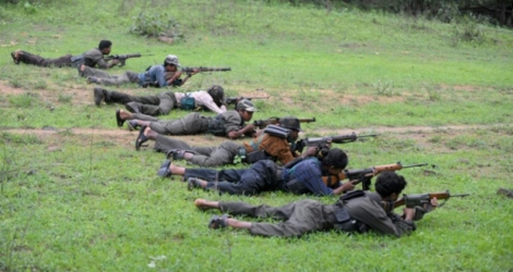 Des rebelles maoïstes indiens s'entraînent dans un camp du district de Bijapur dans le Chhattisgarh
