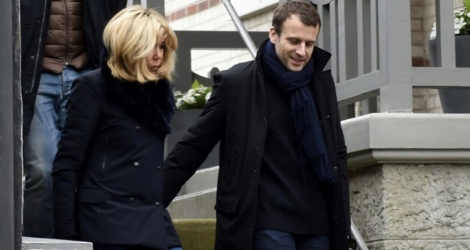 Emmanuel Macron et son épouse Brigitte devant leur maison au Touquet le 1er avril 2018