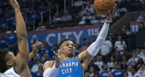 Russel Westbrook (d), du Thunder d'Oklahoma City, tente de monter au panier lors du match face à Utah Jazz au 1er tour des play-offs NBA, le 25 avril 2018 à Oklahoma City 