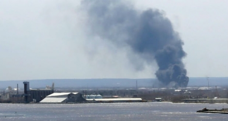 De la fumée émane de la raffinerie de pétrole de la ville de Superior, dans le Wisconsin, où s'est produite une explosion, le 26 avril 2018.