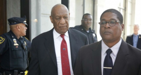 Bill Cosby (c), reconnu coupable d'agression sexuelle, quitte le tribunal de Norriston, le 26a vril 2018 en Pennsylvanie.