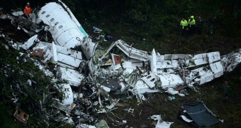 Les débris de l'avion transportant l'équipe de football brésilienne de Chapecoense, sur une colline près de Medellin en Colombie, le 29 novembre 2016 