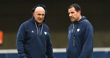 Les deux entraîneurs du Racing 92, Laurent Labit (d) et Laurent Travers, avant le coup d'envoi du match contre Montpellier à l'Altrad Stadium, le 10 mars 2018