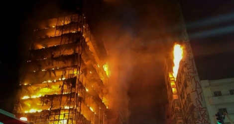 Photographie fournie par le service des pompiers de Sao Paulo le 1er mai 2018 montrant une tour de la ville en proie aux flammes.