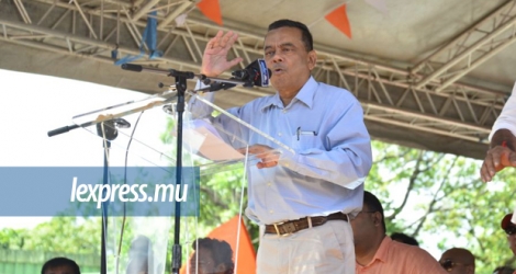 Le leader du Muvman Liberater a exhorté la foule présente à Vacoas, ce mardi 1er mai, de soutenir l’alliance gouvernementale. © Dev Ramkhelawon