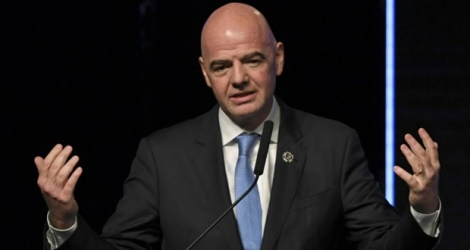 Le président de la FIFA Gianni Infantino prend la parole lors de la 68e réunion du Conseil Conmebol à Buenos Aires, le 12 avril 2018 